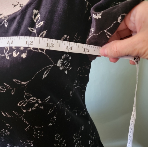 Beautiful vintage velvet dress. No size given but fits small to medium - Picture 5 of 6